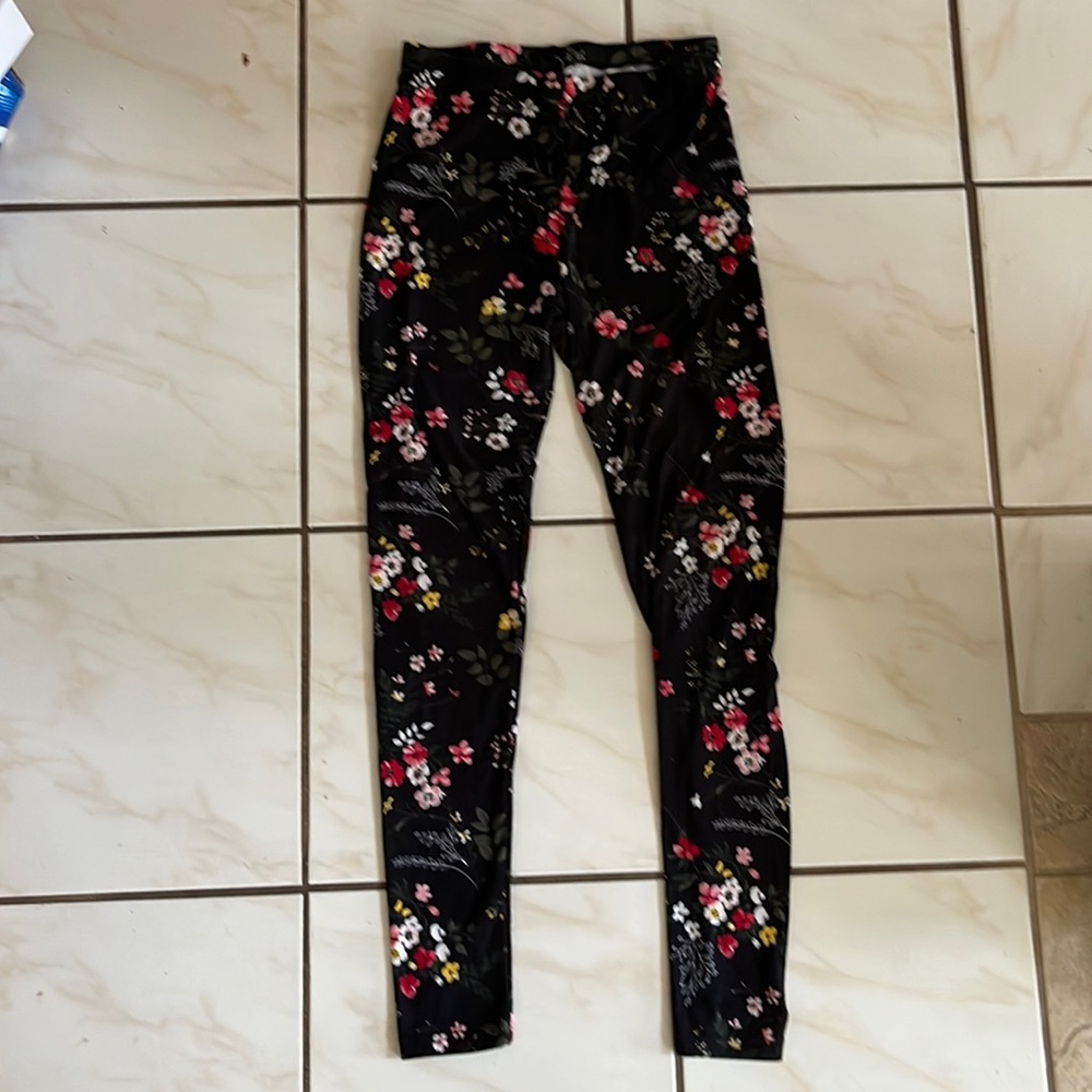 Women's Leggings Size Medium Black Red Floral Flowered 92% Polyester 8% Spandex